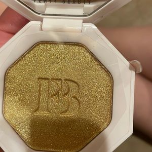 Fenty Beauty Highlighter shade Trophy Wife
